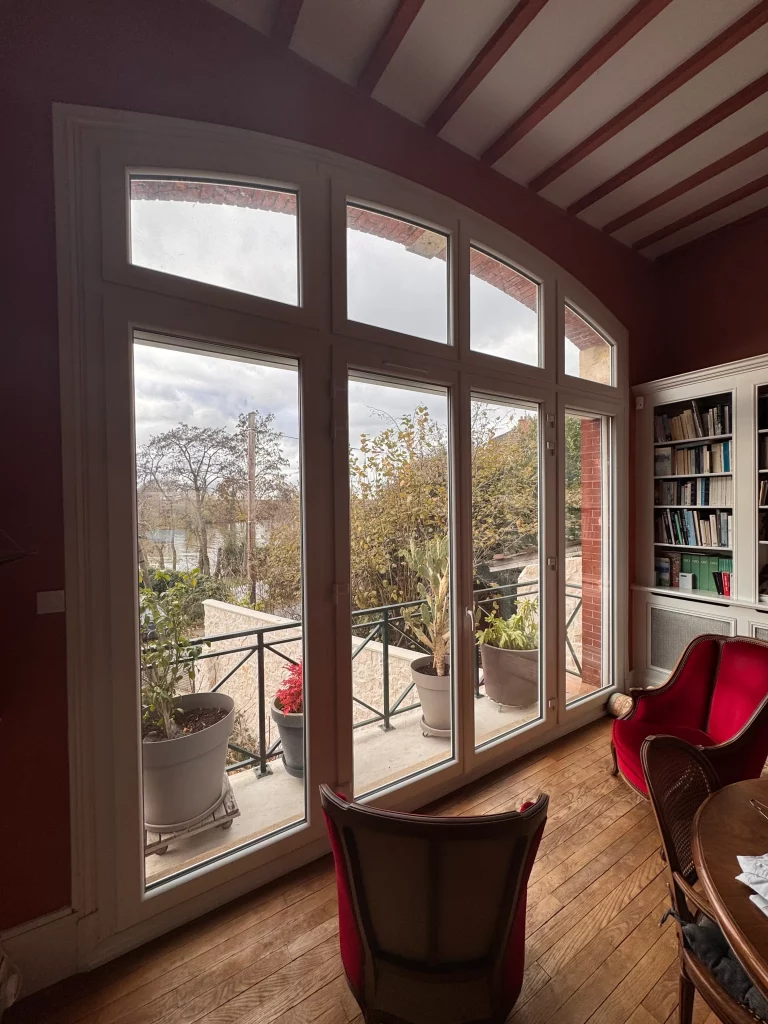 Porte fenêtre XXL en PVC blanc avec cintre surbaissé à Herblay