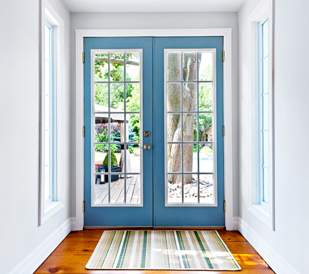 photo porte fenêtre bleue entrée maison